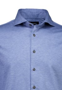 Blaues Hemd mit Knopfleiste aus weichem Stoff, mit klassischem Kragen, sieben Knöpfen und subtilem Muster.