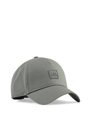 Grijze honkbalpet met gebogen klep en rechthoekige logopatch op het voorpaneel met de tekst "AM".