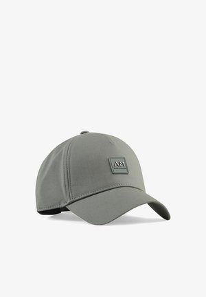 Grijze honkbalpet met gebogen klep en rechthoekige logopatch op het voorpaneel met de tekst "AM".