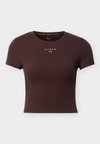 PUMA X HYROX SHAPELUXE CROP - T-shirt de sport - chocolate brown