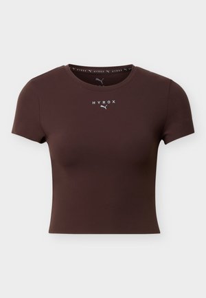 Σκούρο καφέ κοντομάνικη κοντή μπλούζα με στρογγυλή λαιμόκοψη, με λευκή εκτύπωση "HYROX" και λογότυπο Puma στο στήθος.