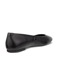 Chaussure plate en cuir noir avec un bout arrondi et un petit talon. La surface présente une finition texturée et des bords lisses, sans matériel visible.