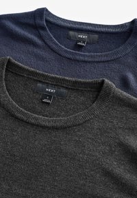 Zwei Pullover übereinander gestapelt, einer in Marineblau und einer in Anthrazitgrau. Beide verfügen über einen runden Halsausschnitt und eine weiche Stricktextur. Etiketten sind sichtbar.