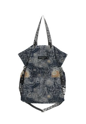 Bolsa tote con doble asa, correa de hombro ajustable y un patrón de cielo nocturno arremolinado inspirado en la pintura La noche estrellada de Van Gogh.