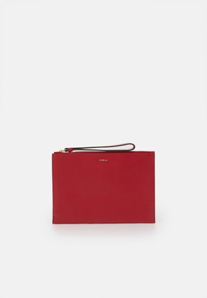 Punainen teksturoitu nahkainen rannekukkaro, jossa on kultainen vetoketju ja pieni kultainen "Furla"-logo keskellä edessä.