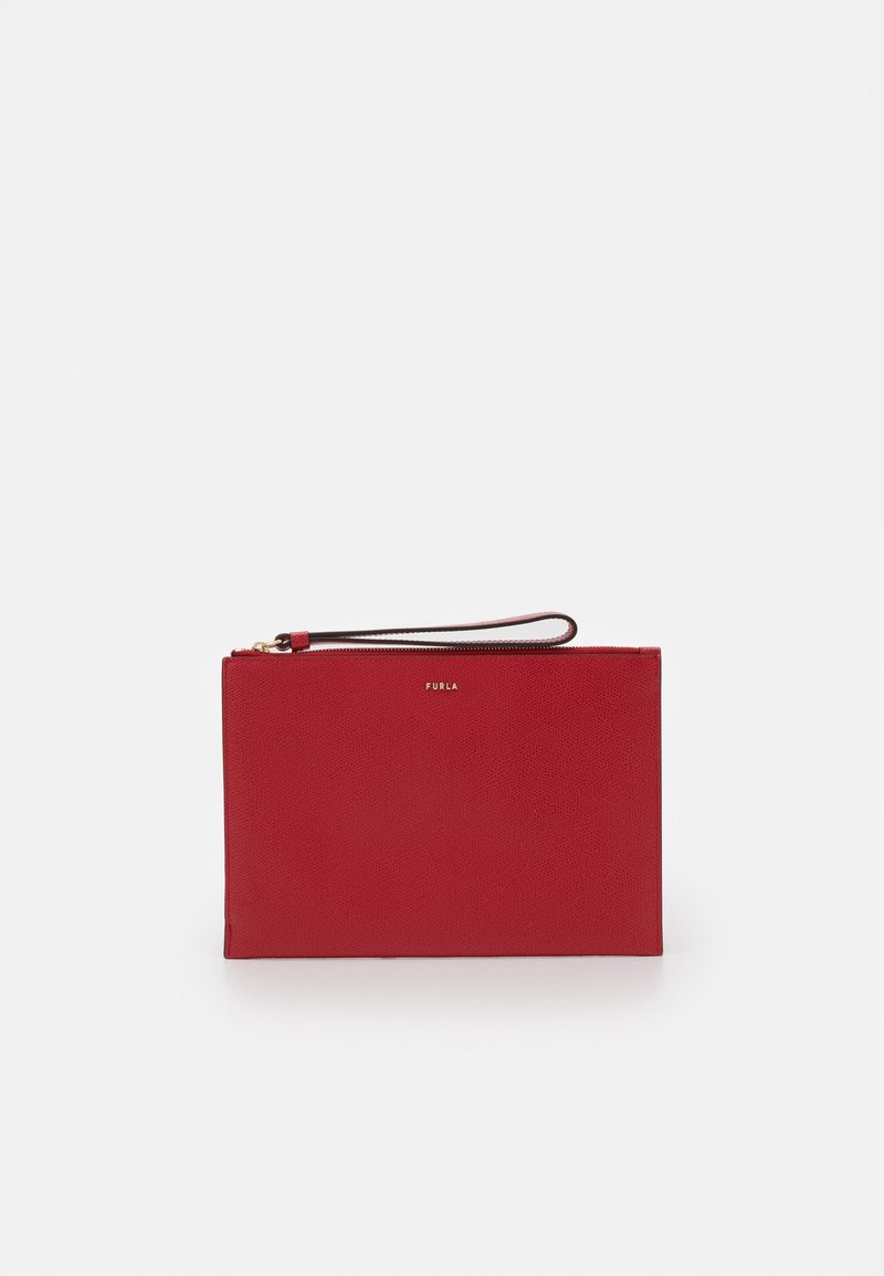 Punainen teksturoitu nahkainen rannekukkaro, jossa on kultainen vetoketju ja pieni kultainen "Furla"-logo keskellä edessä.