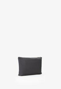 Pochette in pelle nera con superficie texture, forma rettangolare e dettaglio della cerniera dorata. Dimensioni non specificate.