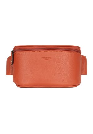 Oranje textuurlederen heuptas met bovenste ritssluiting en verstelbare band, minimalistisch ontwerp, mernaam in reliëf op het midden vooraan.
