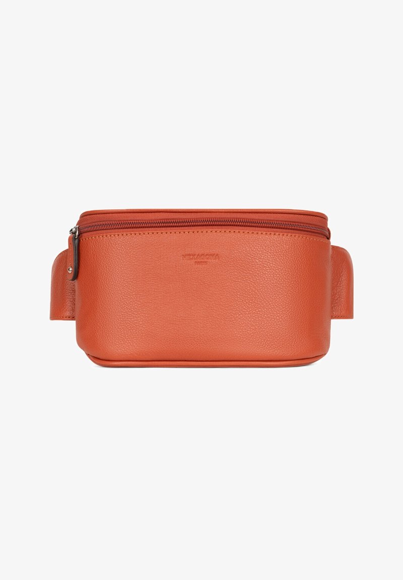 Sac banane en cuir orange texturé avec fermeture éclair en haut et sangle ajustable, design minimaliste, nom de la marque embossé au centre avant.