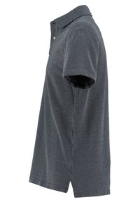 Mörkblå kortärmad pikétröja med rutigt mönster, med krage, knappslå och rak skärning.