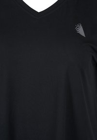 Active by Zizzi SHORT SLEEVE SPORT WITH V-NECK - T-shirt - bas - black