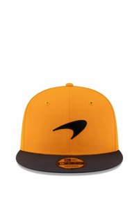 Gelbe Snapback-Cap mit grauem Schirm, die ein schwarz gebogenes Logo hervorgehoben auf der Vorderseite zeigt; strukturierter Entwurf und gestickte Akzente.