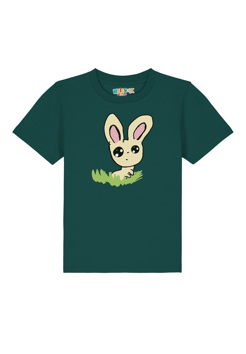 T-shirt vert à manches courtes avec un dessin de lapin en train de sortir de l'herbe. Le lapin a de grands yeux et des oreilles de couleur claire, avec un design simple.