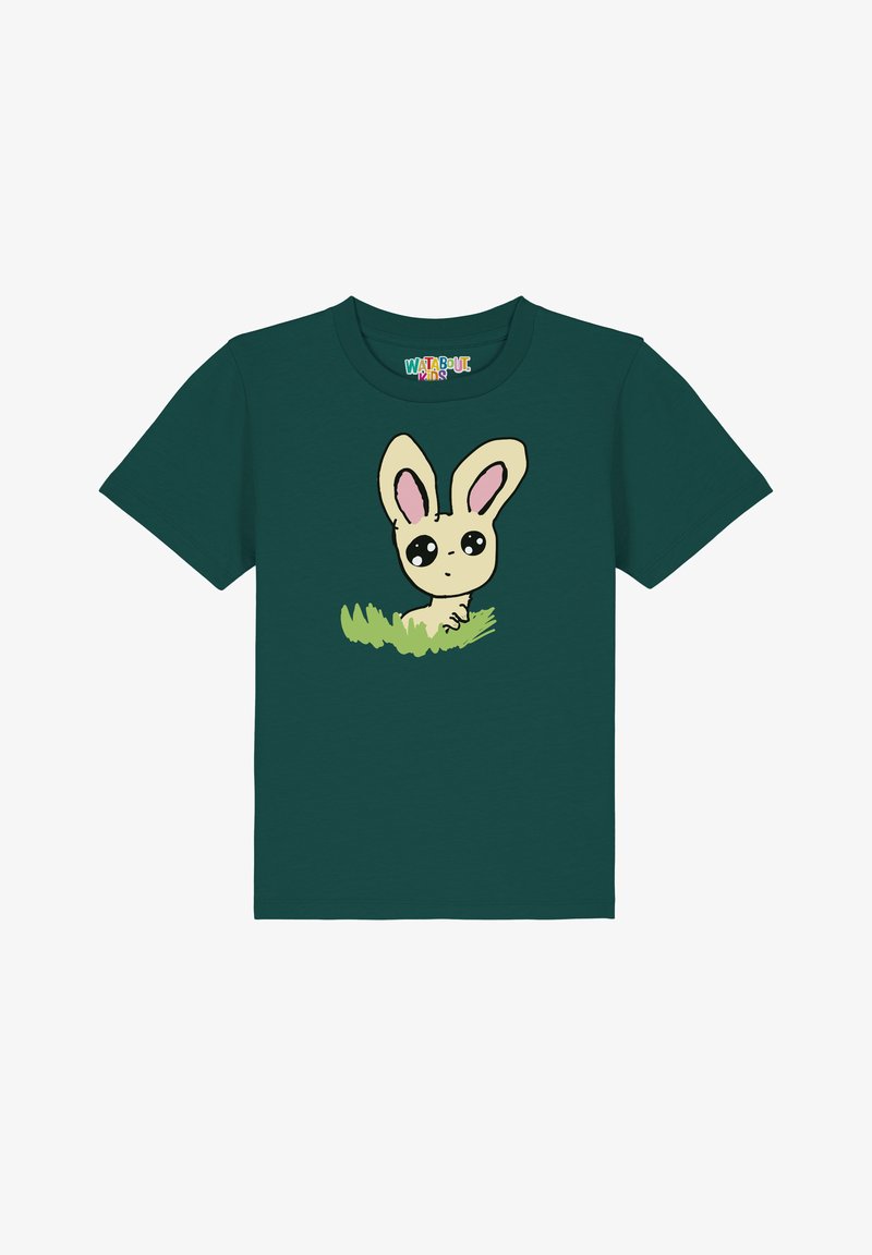 Grünes T-Shirt mit kurzen Ärmeln, auf dem ein Cartoon-Hase aus dem Gras hervorblitzt. Der Hase hat große Augen und hellfarbige Ohren, mit einem schlichten Design.