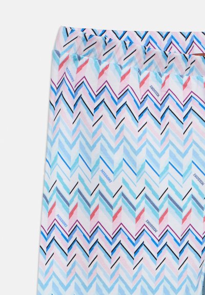 Tissu avec ceinture élastique présentant un motif zigzag coloré en tons bleu clair, rose, violet et blanc.