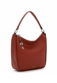 Sac à épaule en cuir brun texturé avec fermeture éclair argentée et breloque chaîne, doté d'une seule bandoulière et d'une forme rectangulaire arrondie.