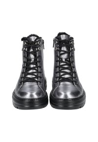Schwarze, metallische High-Top-Stiefel aus strukturiertem Leder, mit schwarzen Schnürsenkeln, silbernen Ösen und Gummisohlen. Sie verfügen über eine weiche Fütterung am Schaft.