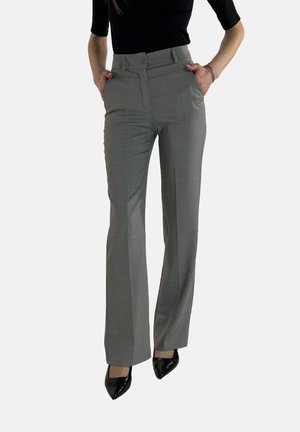 Grijze op maat gemaakte broek met een hoge taille, platte voorkant en zijzakken. De stof heeft een subtiele textuur, gecombineerd met glanzende zwarte hakken.
