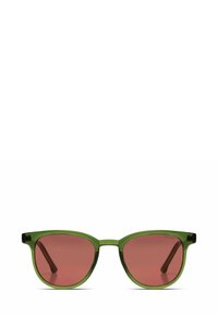 Occhiali da sole in plastica verde a forma di cat-eye, lenti rosa e dettagli in metallo marrone sulle aste.