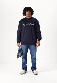 Calvin Klein HERO LOGO COMFORT - Mikina - night sky