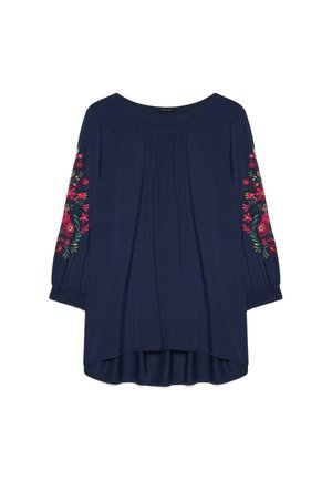 Granatowa bluzka z długim rękawem, z czerwonym i różowym kwiatowym haftem na rękawach, marszczonym dekoltem i marszczonymi mankietami.
