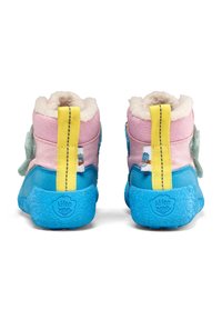 Roze en blauwe kinderlaarzen met een zachte bontvoering, een gestructureerde rubberen zool en een gele trekband. Versierd met speelse accenten.