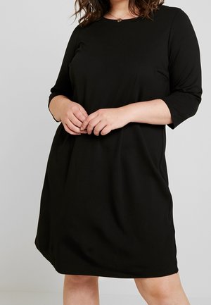 Sort, knælang kjole med trekvartlange ærmer. Fremstillet af glat stof med rund halsudskæring og afslappet pasform, uden synlige mønstre eller detaljer.