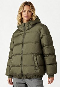 Giacca a vento imbottita verde oliva con cappuccio; presenta sezioni trapuntate orizzontali, cerniera frontale e tasche laterali; tessuto liscio e lucido.