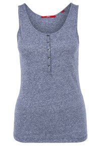 Ärmlös himmelsblå-grå t-shirt med rund halsringning och fem små knappar ner längs mittfronten.