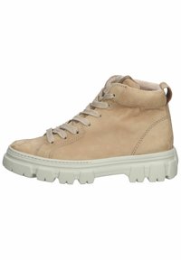 Sneaker alta beige con suola in gomma bianca spessa, lacci testurizzati, colletto imbottito e tomaia in pelle cucita, vista laterale.