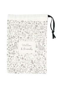 Baumwoll-Zugbeutel mit hellbeigem Hintergrund, versehen mit schwarzen Linienzeichnungen von Tieren und floralen Mustern. Zentrales weißes Etikett: "Stellou & Friends."