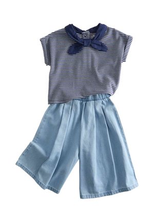Marineblå og hvide stribede kortærmede top med marineblåt nakkebind kombineret med lyseblå vidde shorts med elastisk talje.