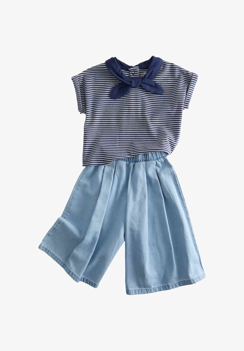 Marineblauw-wit gestreept kortärmeliges Oberteil met marineblaue Halskrawatte, kombiniert mit hellblauen, weitem Hosen mit elastischem Taillenbund.