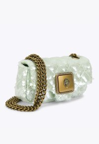 Licht muntgroene tas met pailletten en een doorgestikt ontwerp, met een goudkleurige kettingriem en een decoratieve metalen sluiting omlijst door kleine heldere kristallen.