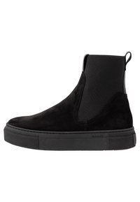 Botas de tobillo de ante negro con paneles laterales elásticos, suela de goma texturizada y una pestaña en la parte posterior para facilitar su uso. Diseño minimalista.