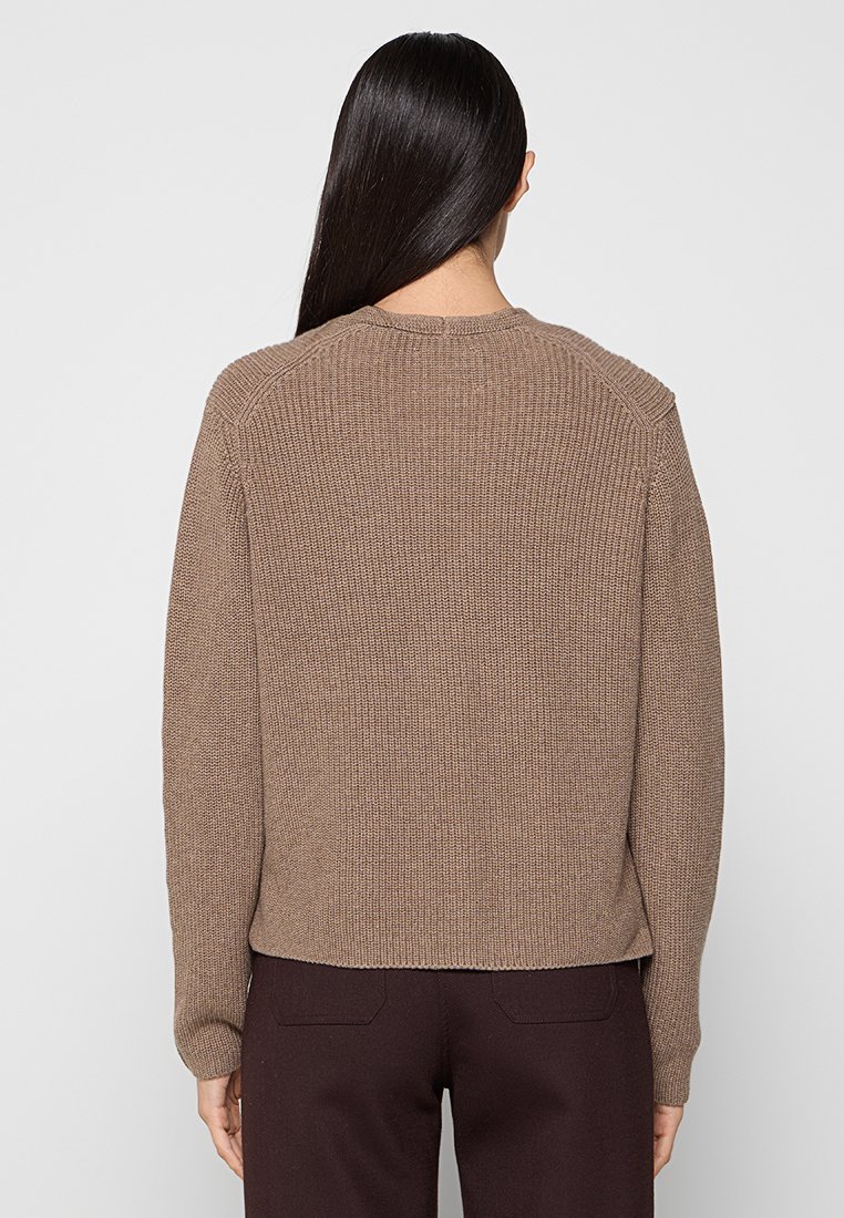 Brauner Strickpullover mit gerippter Struktur, Rundhalsausschnitt und überschnittenen Schulternähten. Bietet eine lässige, verkürzte Passform und einen geraden Saum.