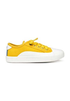 Baskets en toile jaunes avec un bout et une semelle en caoutchouc blancs ; dotées de lacets jaunes assortis, d'un accent bleu sur le talon et d'une semelle texturée.