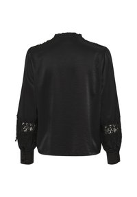 Blusa de satén negra con mangas largas con acentos de encaje y puños abotonados; cuello alto con borde de volantes; textura suave, diseño elegante.