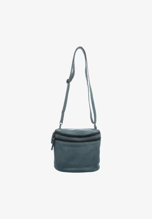 Runde, weiche Ledertasche in gedämpftem Türkis mit Reißverschluss oben und verstellbarem Träger. Zeichnet sich durch eine glatte Oberfläche und minimalistisches Design aus.