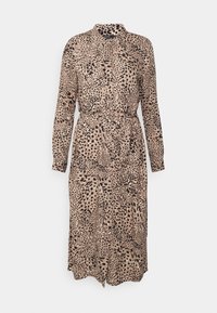 Abito camicia lungo beige con stampa leopardata nera. Presenta un colletto, maniche lunghe, una vita con cintura e una chiusura frontale con bottoni. Tessuto morbido.