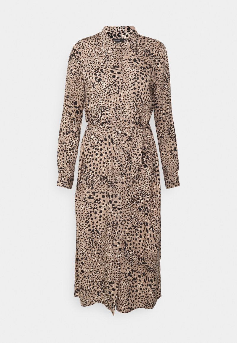 Abito camicia lungo beige con stampa leopardata nera. Presenta un colletto, maniche lunghe, una vita con cintura e una chiusura frontale con bottoni. Tessuto morbido.