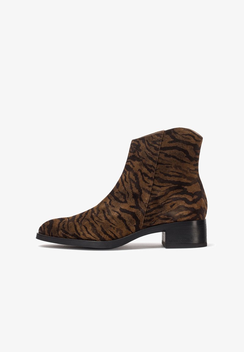 Bruin suède enkellaarsje met een tijgerstrikpatroon, ronde neus en lage blokhak. Gladde textuur en geen zichtbare hardware of accenten.