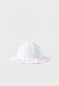 Λευκό βρεφικό καπέλο ήλιου με ροζ περιθώριο και βολάν στη γείσο, σε απλό φόντο.