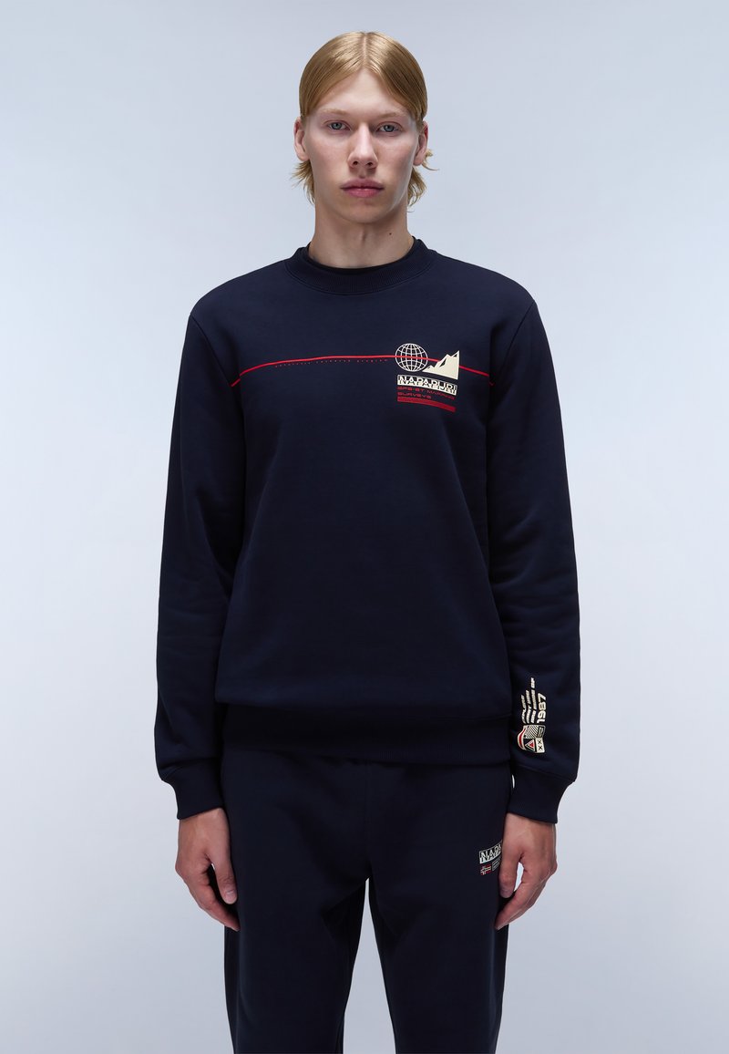 Marineblauwe crewneck sweatshirt van zachte stof, met een contrasterende rode lijn en grafisch ontwerp met een globe en bergen op de borst.