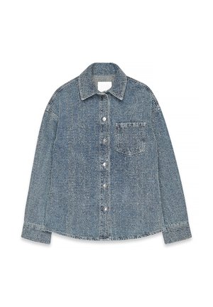 Chaqueta de mezclilla en azul claro con un acabado texturizado, que presenta un cuello vuelto, cierre de botones y un bolsillo en el pecho.
