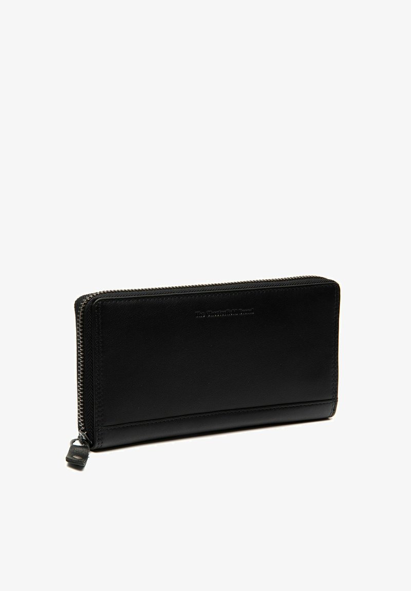 Zwarte leren portemonnee met ritssluiting, rechthoekige vorm, gladde textuur, gegraveerd merk op de voorkant en subtiele stiksels.