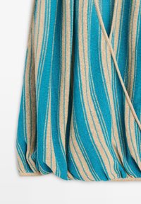 Nahaufnahme eines gestrickten Stoffs mit vertikalen türkisfarbenen und beigen Streifen und einem Kordelzugdetail an einem Kleidungsstück.