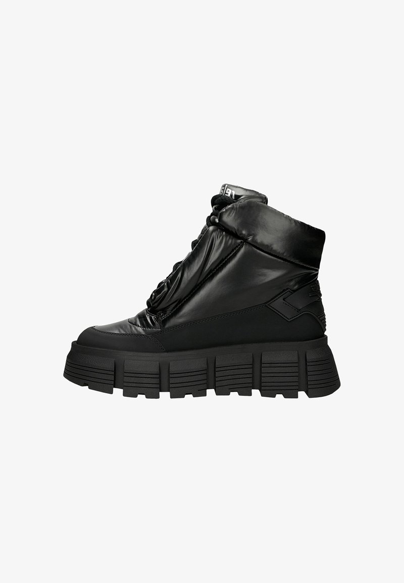 Zwarte hoge sneakers met een gevoerde bovenkant, dikke textuurzool en opvallend vetersysteem. Gemaakt van synthetisch materiaal met een glanzende afwerking.
