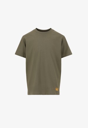 Oliven grøn bomulds T-shirt med rund hals, korte ærmer og et lille orange mærke nederst til venstre. Glat tekstur og enkelt design.