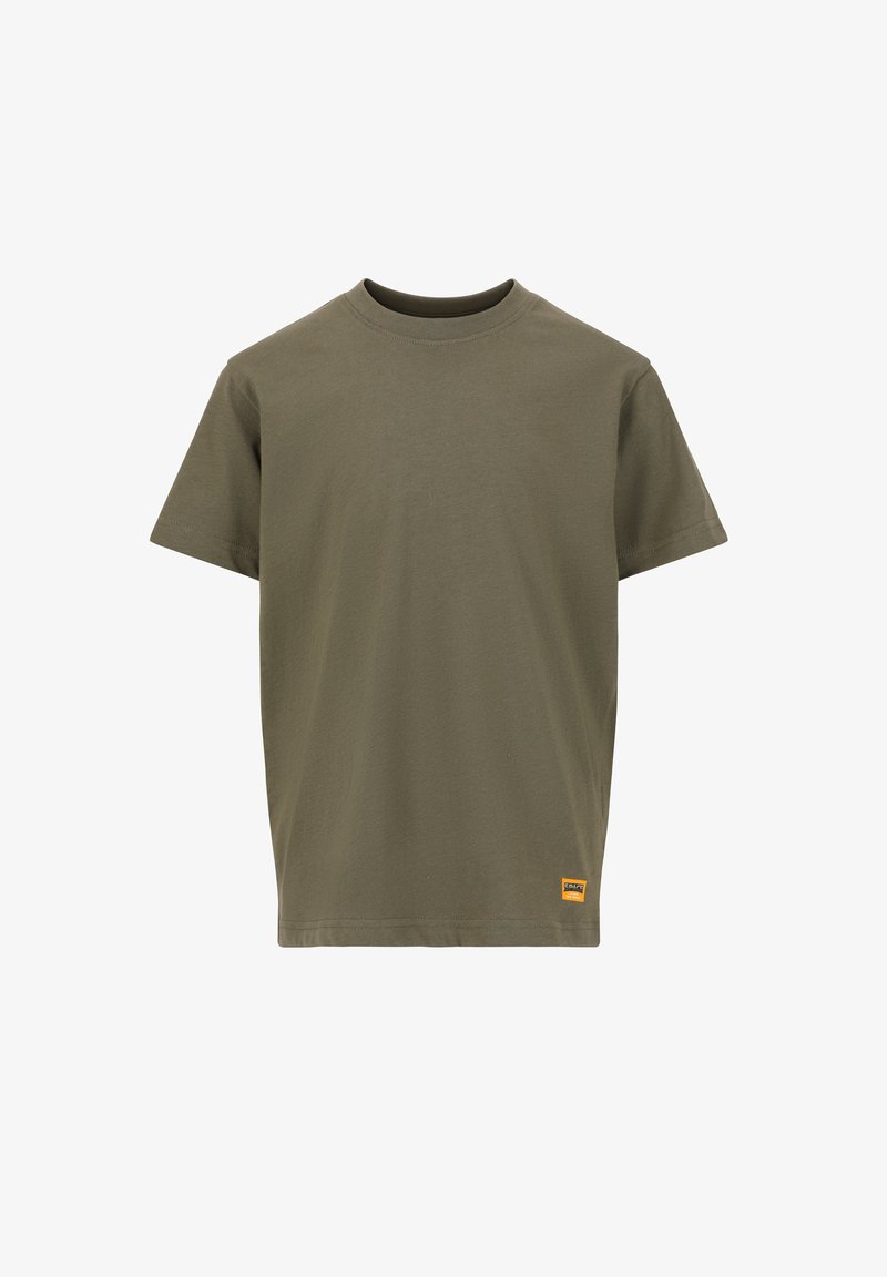 Olivgrünes Baumwoll-T-Shirt mit Rundhalsausschnitt, kurzen Ärmeln und einem kleinen orangefarbenen Etikett auf der unteren linken Seite. Glatte Textur und schlichtes Design.